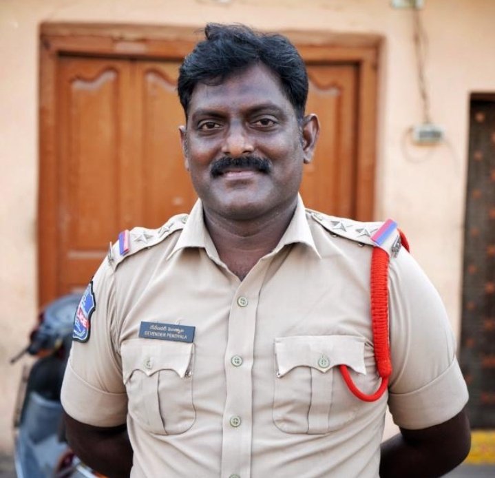 fasi_adeeb's tweet photo. #JustIn A heart warming scence in #Warangal
Police Sub Inspector Officer after completion of his duty when gets back to home for Dinner. And When he starts for Dinner before that he feeds food to hungry Street Dog's Really #Kudos to that Officer.

@TelanganaCOPs @TelanganaDGP https://t.co/BvgFJxsudN