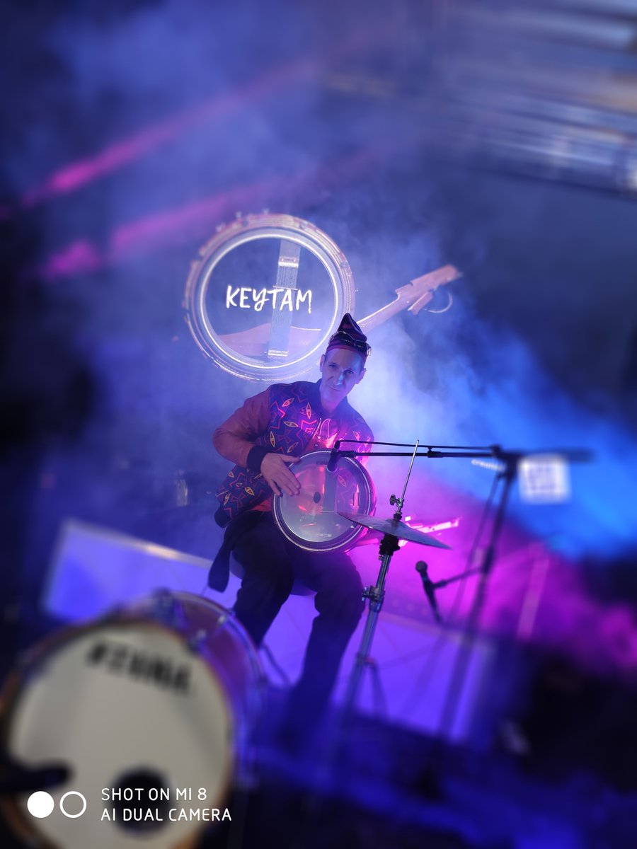 keytam_drum's tweet photo. 📌Demain soir 22h 🔔 Cyril Atef nous fait son Show sur @Qwest_TV 📣
@keytam_drum en Action dans les mains de l'artiste dans son spectacle solo improvisé "PAPATEF"📢

Mix et tchatche spéciale --Confinade PAPATEF--------- si vous avez envie de secouer vos bottes à la maison🤸🕺🤙 https://t.co/bU1qKIPaJG
