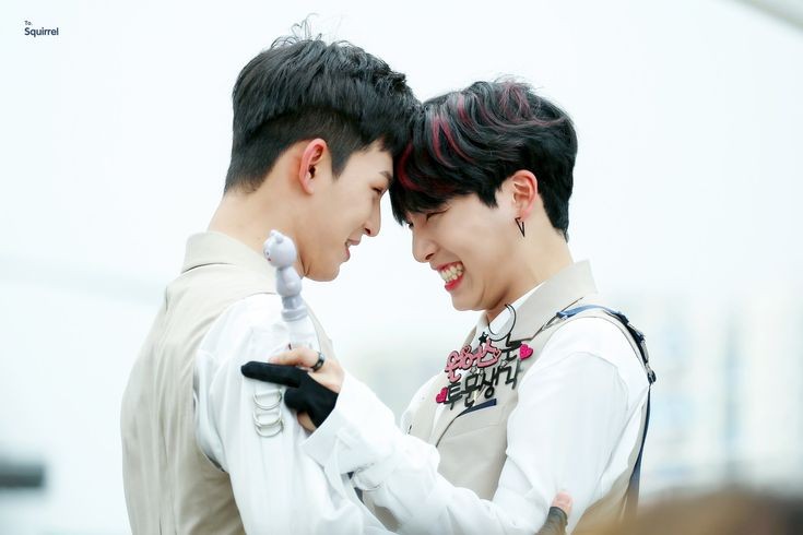 _pplalitlyn's tweet photo. คู่สองวอนอัสสึ : #leeho #กอนโฮ #กอนฮักมิน
เริ่มต้นการชิปมาจากฉากนึงใน mv เพลง Valkyrie​ เลยค่ะ ไหนจะโมเม้นที่คนน้องชอบกวนคนพี่บ่อยๆอีก เด็ดสุดคือคลิปจากเหตุการณ์ในภาพนี้ หวีดแรงมากค่ะ ใจไม่โอเคเลย ฮือ ;-;❤️

ฟิคโมเม้นคู่นี้ #บันทึกม่านหมอก #iseeyou และ #นักฆ่าดอกไม้ ค่ะ📝 https://t.co/DHpkFQBtOp
