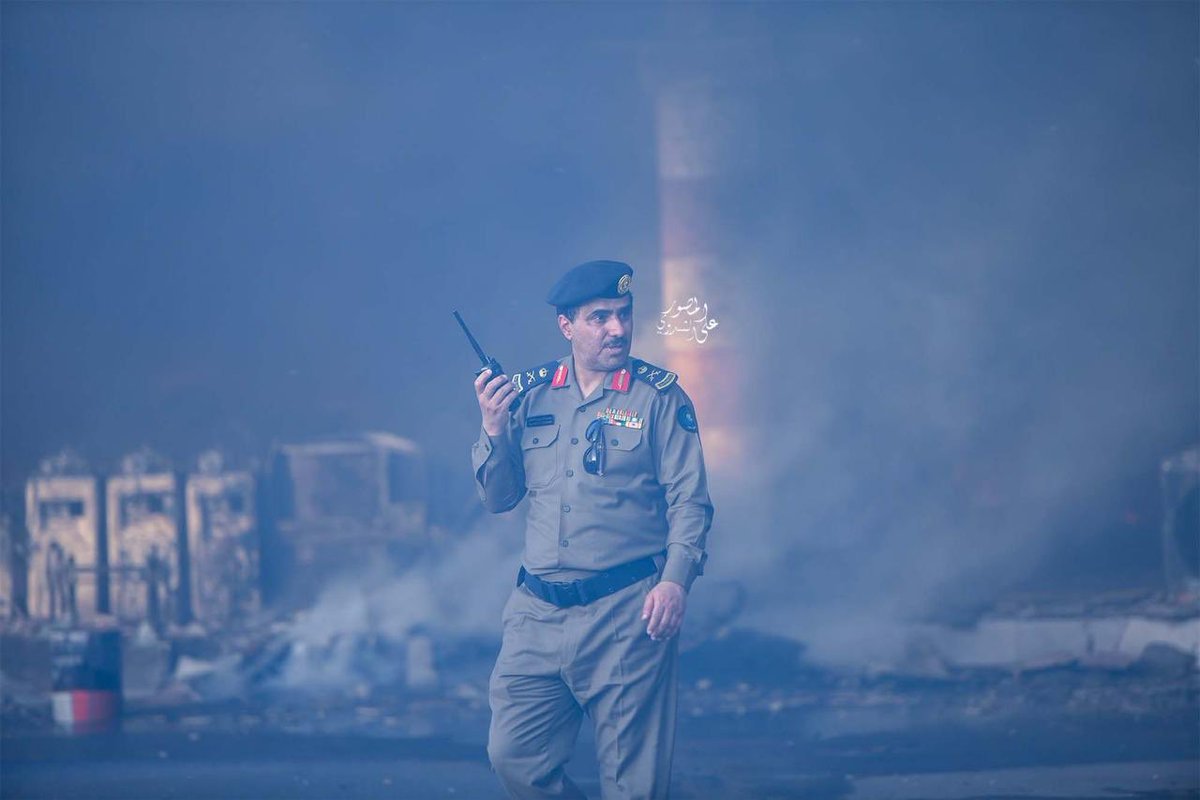 مدير الدفاع المدني بمنطقة تبوك اللواء المهندس أحمد الشهراني أثناء تواجده اليوم قبل ساعات الأفطار لمتابعة إخماد الحريق الذي نشب في عدة معارض بالسوق الدولي 
#تبوك 
<a href="/SaudiDCD/">الدفاع المدني السعودي</a>