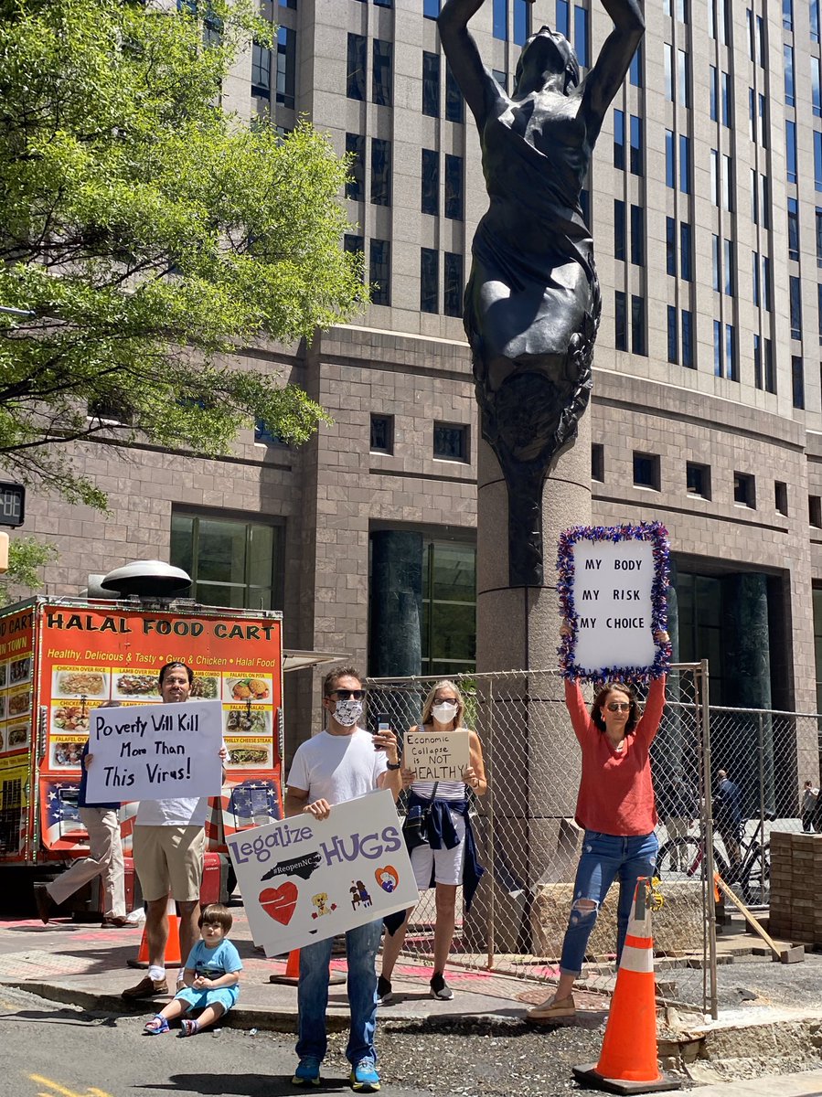 GaloBairdTV's tweet photo. “Mis riesgos, mi cuerpo, mi elección”, decía uno de las decenas de pancartas durante la protesta #ReopenMeck en Charlotte y que buscan presionar a las autoridades a reabrir la economía local. #Clt #news @holanewsnc @Estrellatvclt #HolaNews @NorsanMedia #EstrellaTV https://t.co/1c69vfNHqU