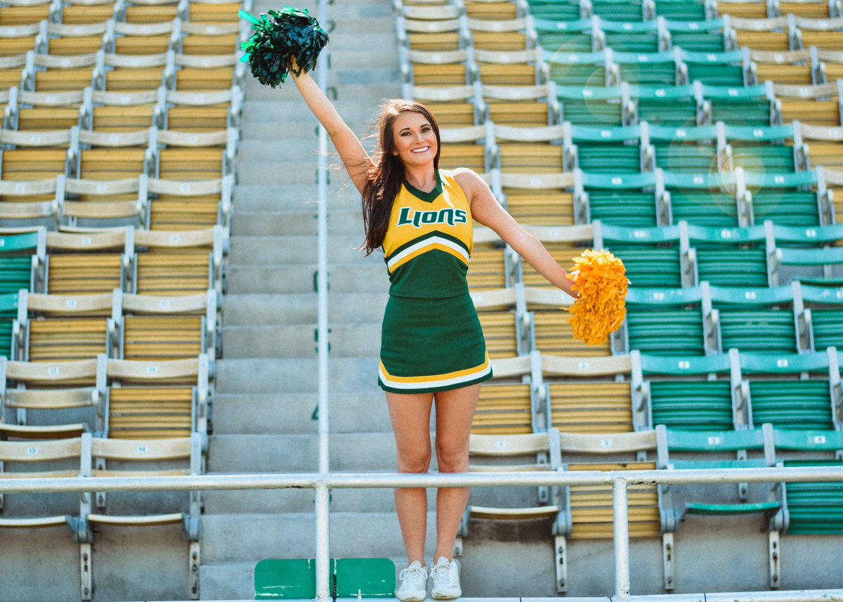 madisonmnunnery's tweet photo. CALLING ALL 2020 SENIORS!!! Love how these senior shoots came out!!! https://t.co/bfPFBucr0c