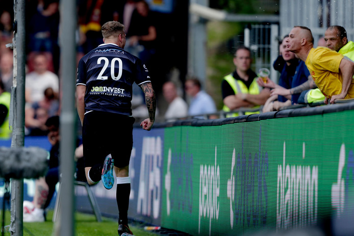 🍻| FC Den Bosch-speler Luuk Brouwers tekende begin februari voor 3 jaar bij GAE. Vorig jaar werd hij in Deventer met bier bekogeld na zijn goal. Wij spraken hem over o.a. zijn overstap en zijn tijd in Den Bosch.

''Ik genoot wel van de slokje bier''

➡️awaydaysnl.org