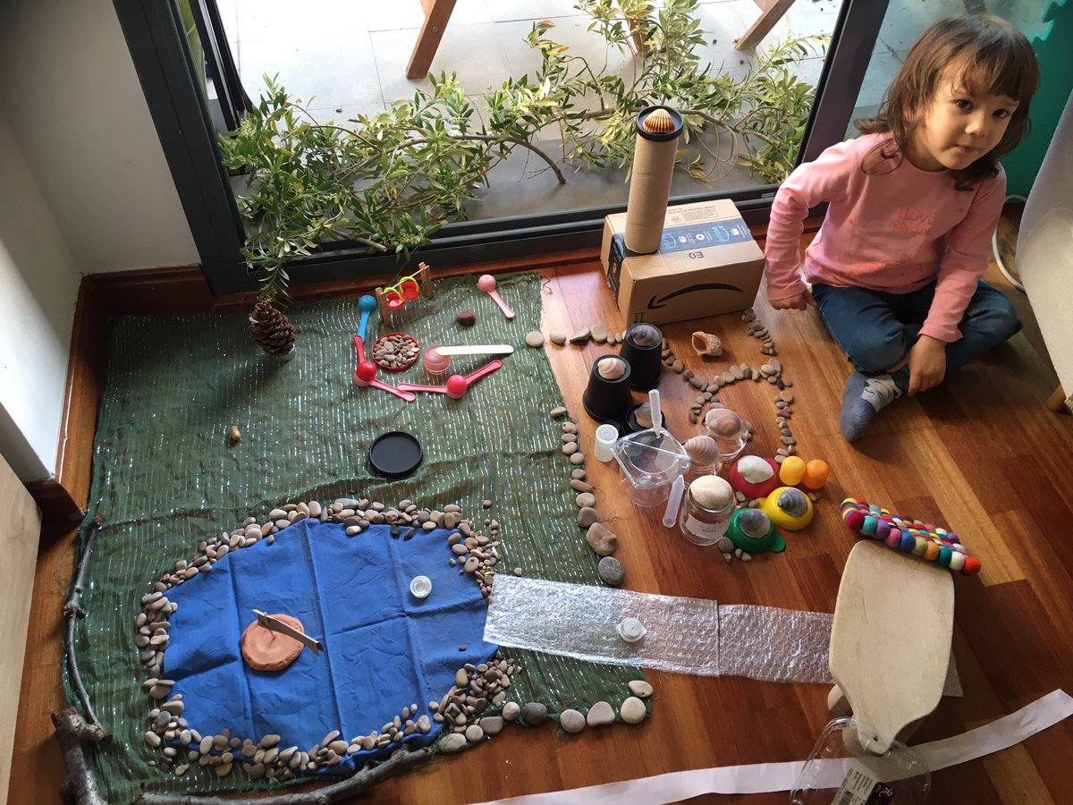 AnnadeBigata's tweet photo. La ciutat que hem construït amb l’Ares: una gran zona verda amb un parc infantil i un estany amb platja, la Seu Vella, caminets de pedretes, cases amb teulada de petxina i un pont sobre el riu. S’ho ha passat molt bé!!  @FredericGodas #Godasacasa #totanirabe #joemquedoacasa https://t.co/1u8kPetmf1