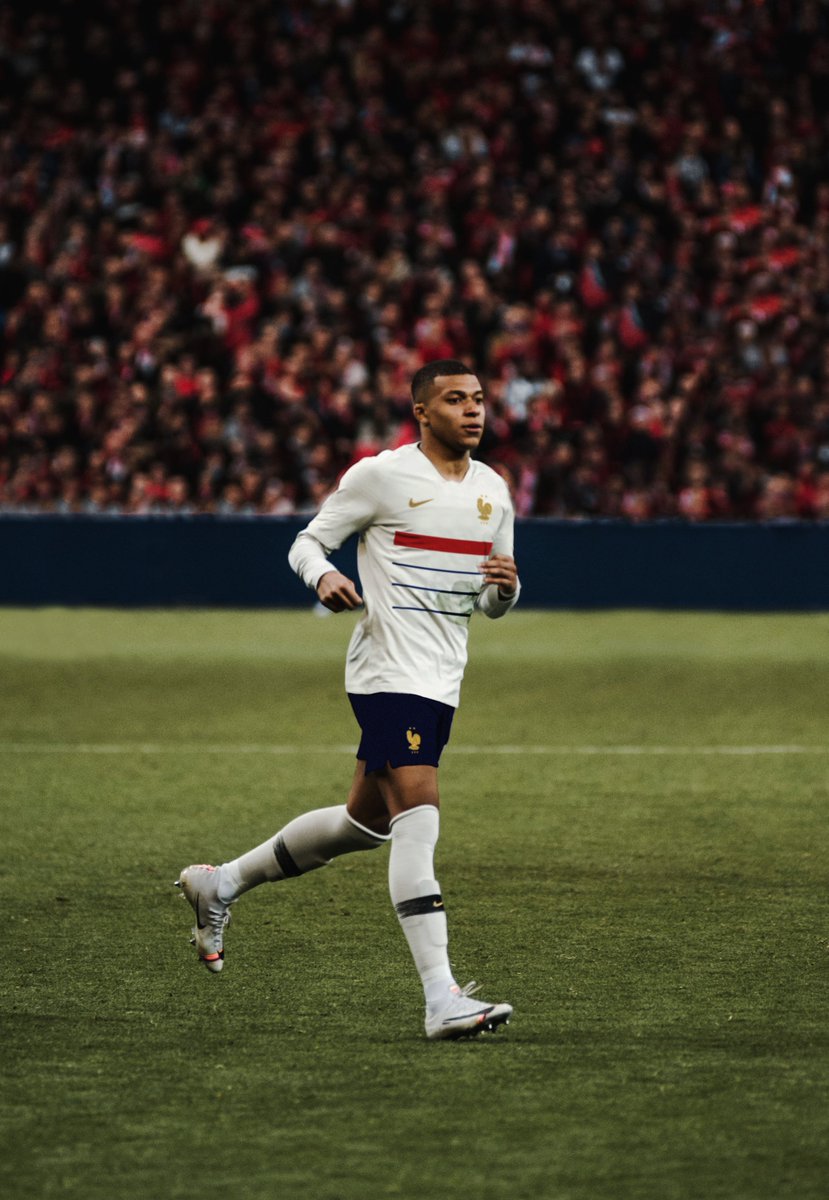 Flo_Pernet's tweet image. Après avoir fait un concept de maillot de l'équipe de France extérieur, j'avais envie de le mettre en situation sur un joueur. J'avais photographié Mbappé sous le maillot blanc du PSG, du coup je me suis dit que j'allais tester. C'est la première fois que je fais ça 🥺