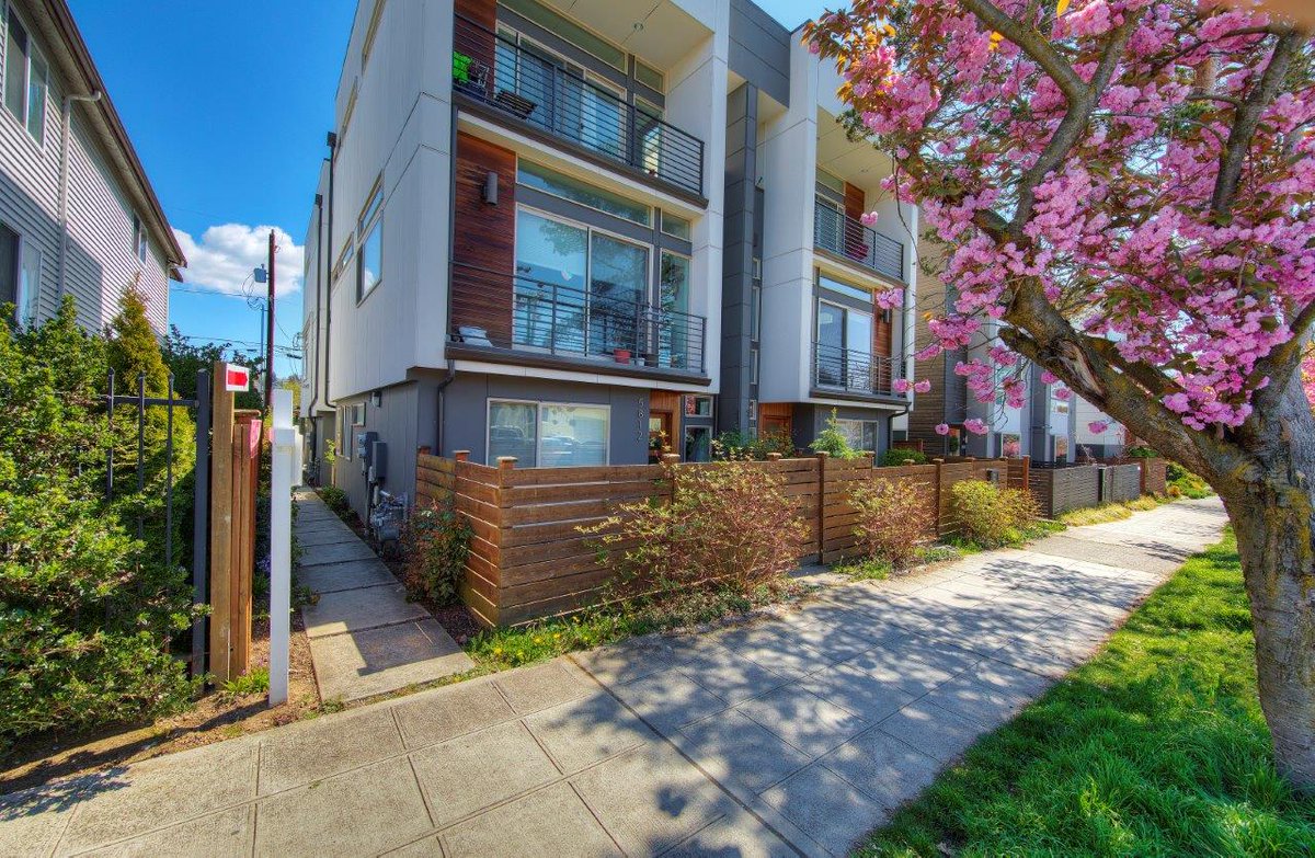 JLS_Seattle_NE's tweet photo. Take a virtual tour of this contemporary 3 bedroom #Ballard home! Just click from circle to circle to move from place to place https://t.co/mvTfC50rZj Contact Jim Dierst at 206-650-7377 for a private appointment to view this home #johnlscottrealestate #seattlerealestate #seattle https://t.co/HWKvzKhjfl