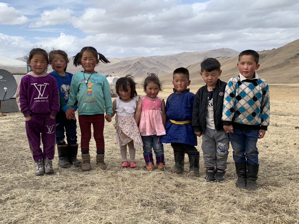 Өглөөний мэнд. Даарна ч гэж байхгүй хүүхдүүд юмаа. Зуны платья өмссөн гүйгээд л  маниус 2 давхар куртка тэй л