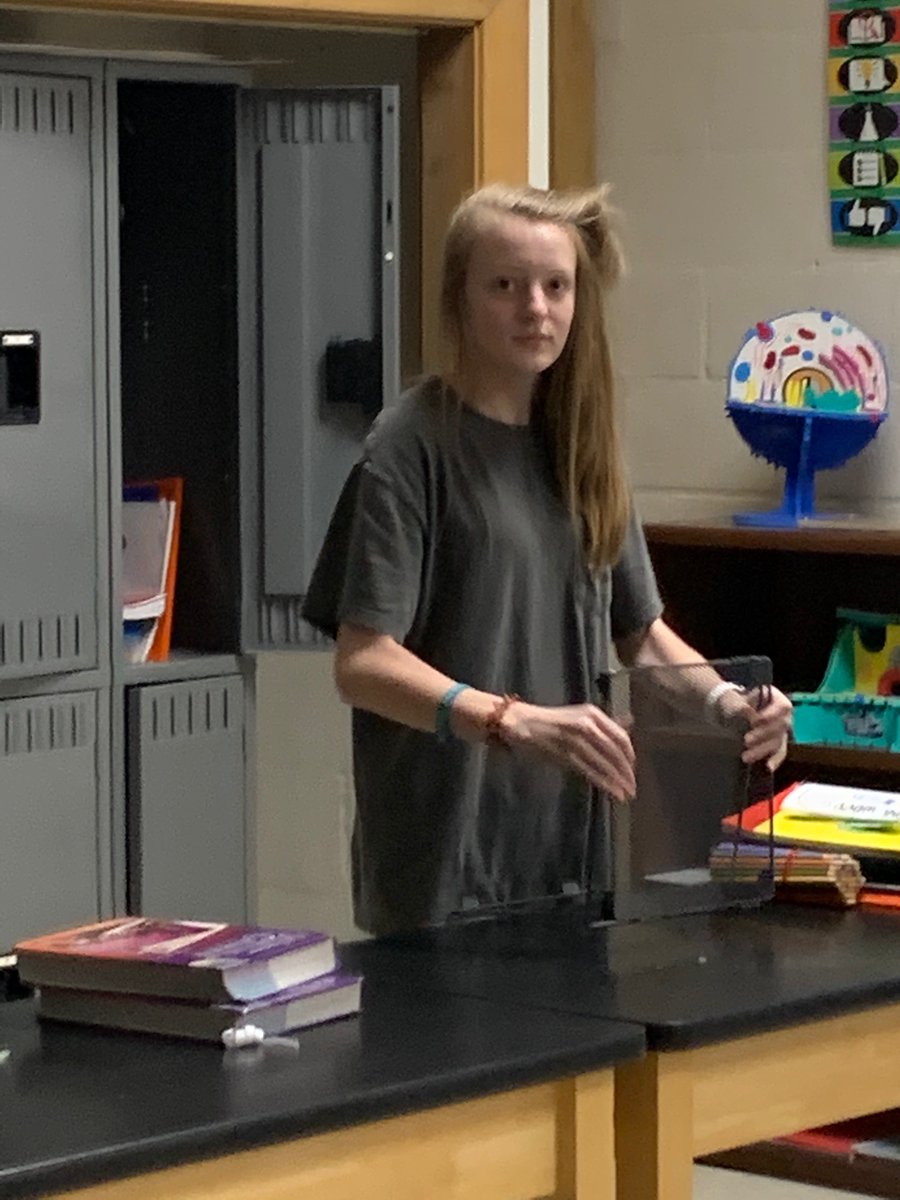 ChristineSchant's tweet photo. IWA SOPHOMORE, Gabby Schantz, cleans out school lockers for teachers busy with e-learning.
#helpinghands
#teachersROCK https://t.co/8dqeoRu0wr