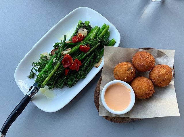 Antipasti with your pizza is 100% necessary... 📷: @danielleatsout