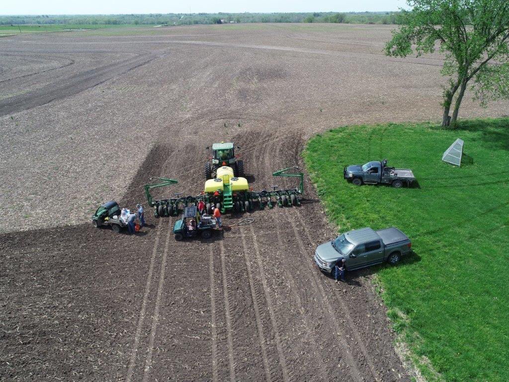 jjbunc's tweet photo. Channel XtendFlex soybean intro continues in Johnson County MO.  Thanks to Hugh, Dale, and Clint Smith ⁦⁦⁦⁦@smithseedandag1⁩ https://t.co/aycwWpUBa3