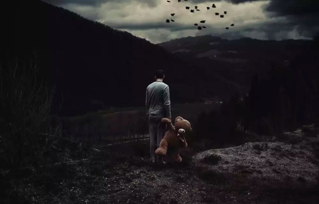 Kendime soğuk bi su söyledim, içemedim. Isınsın diye beklerken bi çocuk büyütüp, ruhumu akıl hastanesine gönderdim. Sonra da...
'Sonra' diye bişey yokmuş. Tarih dışıymış 'sonra'.
Sonradan öğrendim.