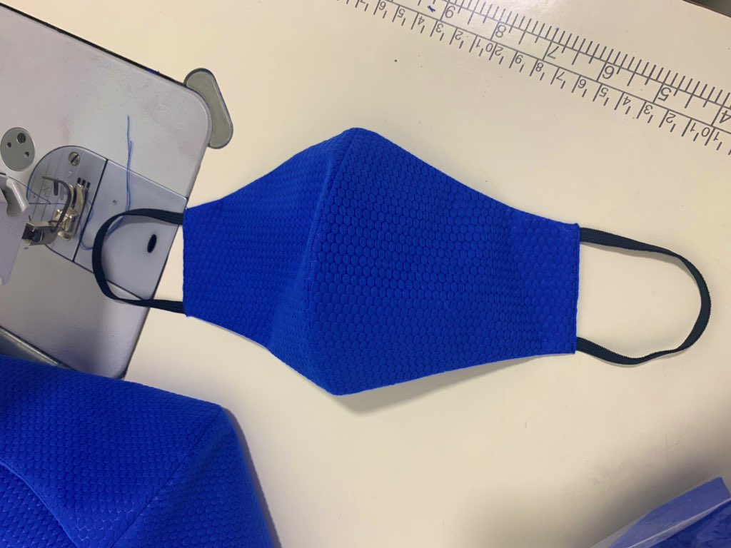 FreddoAbadia's tweet photo. Buenas tardes 🌞 Mi mamá está haciendo tapabocas antifluidos, ella es modista y en medio de la cuarentena no ha podido trabajar, así que ha iniciado fabricar tapabocas lavables a $3.000. Por favor ayúdenme con un RT y a la orden. Quibdó-Chocó. https://t.co/NozyZrjdvs
