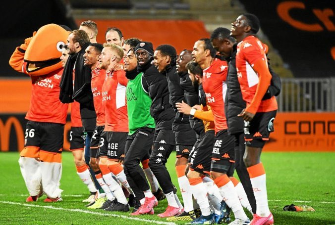 ArmandLauriente's tweet photo. Champion @DominosLigue2💪🏽 
Quelle fierté d’avoir contribué à l’objectif de monter en Ligue 1 avec le @fclorient.
Un grand merci au club, à l’équipe, aux supporters, pour la confiance accordée et à tout ces moments inoubliables vécues cette saison.
#comeback 🐟👇🏽@Ligue1Conforama https://t.co/gogiPL3sOQ