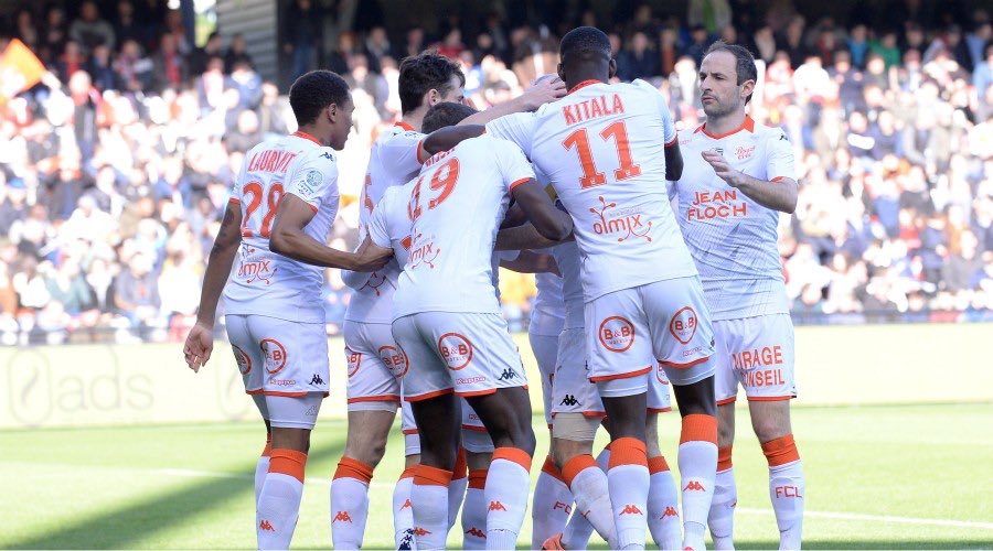 ArmandLauriente's tweet photo. Champion @DominosLigue2💪🏽 
Quelle fierté d’avoir contribué à l’objectif de monter en Ligue 1 avec le @fclorient.
Un grand merci au club, à l’équipe, aux supporters, pour la confiance accordée et à tout ces moments inoubliables vécues cette saison.
#comeback 🐟👇🏽@Ligue1Conforama https://t.co/gogiPL3sOQ