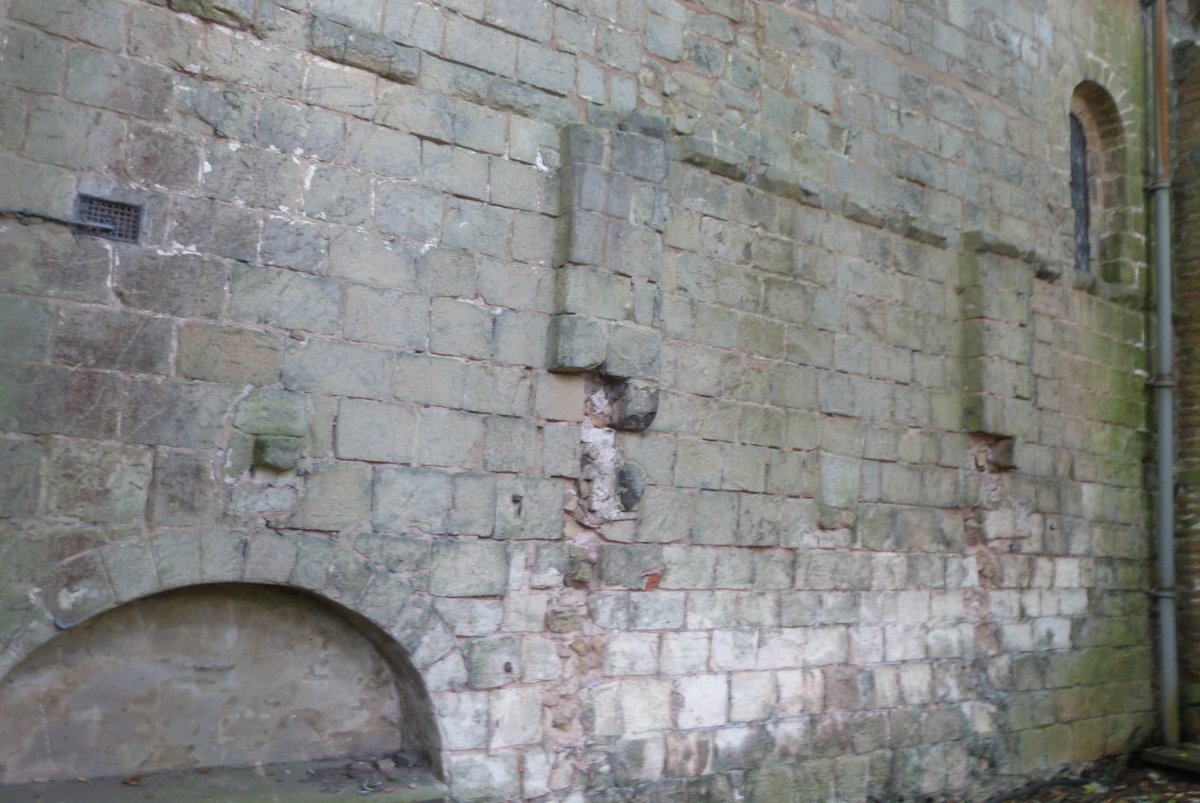 I have been down the N side of the church looking where the cloisters attached, but Blyth Hall which occupied the site of the cloister and priory buildings was derelict by 1939 and demolished 1972 for these horrid bungalows. Not a whisper of an excavation at the time though!