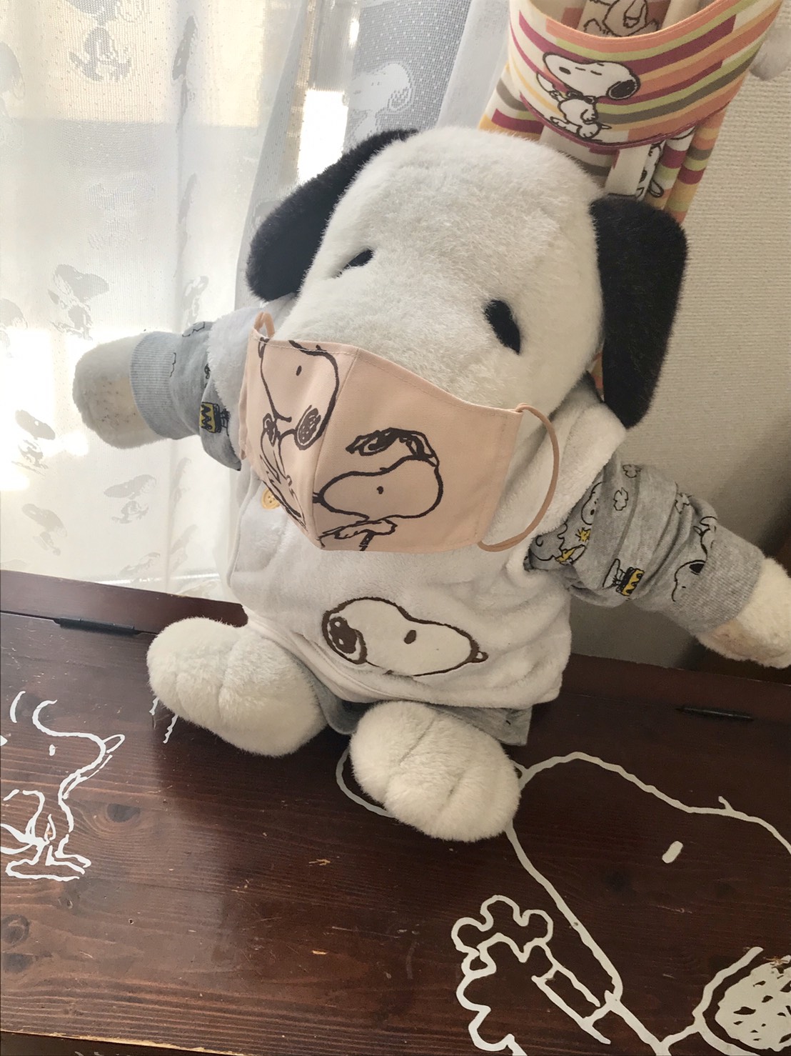 けんぬーぴー もう１番大事にしている スちゃん に スヌーピー手作りマスクを装着 笑 お気付きだと思いますが お家のスヌーピーカーテン生地です カーテン屋さんから余った生地をもらっておいて良かったです スヌーピー スヌーピーマスク
