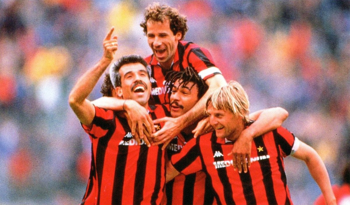 GuzmanF07's tweet photo. “Guarda le - guarda le - guarda le bandieeeeere, Maaaaradona, sono rossonere”
#Napoli #Milan 2-3! #1maggio1988 #1maggio #32annifa https://t.co/tKrvdzDNCW