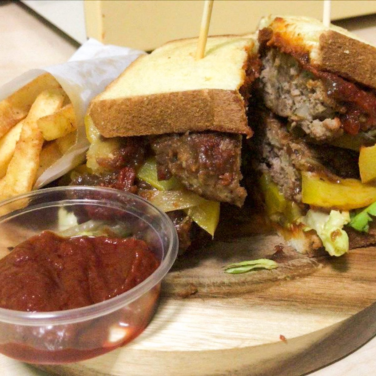 gros_life's tweet photo. #GrosLive 🖤 #BlackBearCook
AFRO BURGER x PEANUTS SAUCE
#Fries #MincedMeat #PeanutsSauce #Cabbage #Plantain #Honey #Ginger #DryBasil #BalsamicVinegar #Butter #ChiliPowder #Oregano #Salt #Pepper #ketchup https://t.co/HVla1g4876