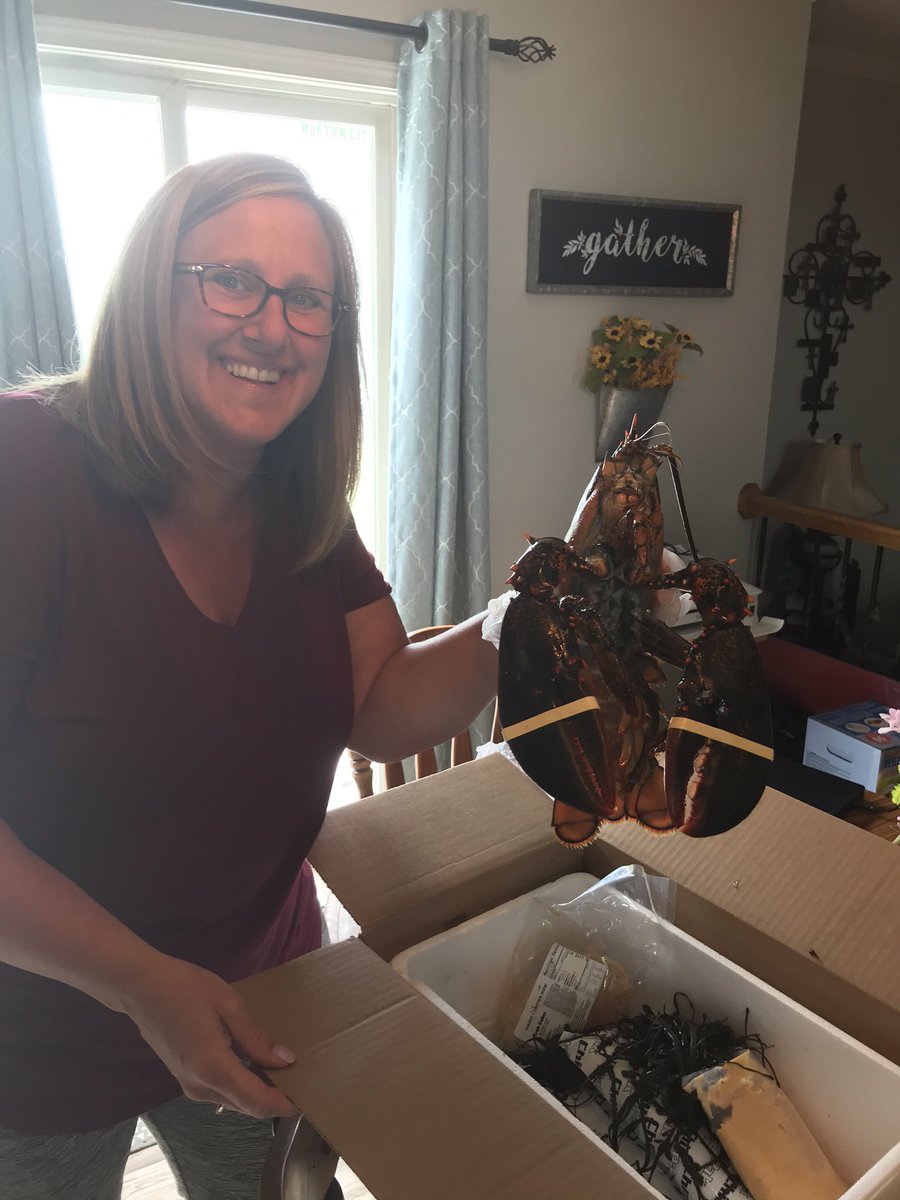 grumpyh72's tweet image. Kelly’s birthday gift was just delivered. A 3 pound live lobster, lobster bisque, and crab cakes. What a birthday dinner! Big thanks to Maine Lobster!