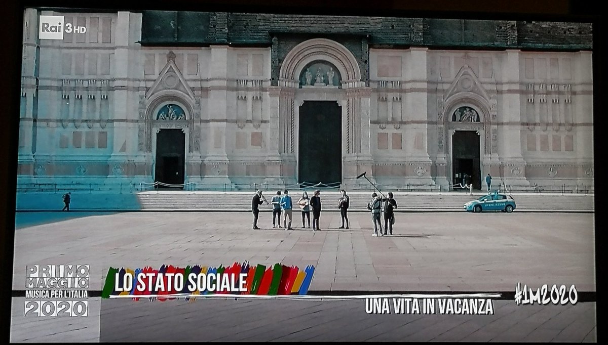 SilviaBolzi's tweet photo. Ma se iniziamo così io non ce la faccio a guardare tutto il concerto. Non so se sono diventata ipersensibile ma ho trovato commovente @lostatosociale in una #Bologna deserta. #1M2020 #PrimoMaggio #concertone #ConcertoPrimoMaggio https://t.co/mxQUnVrSl3