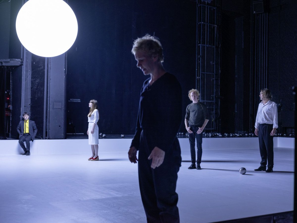 blnfestspiele's tweet photo. Sehen wir uns im Nachgespräch? Um ca. 22:35 Uhr diskutieren die Schauspielerinnen Gina #Haller und Sandra #Hüller, Regisseur Johan #Simons, Dramaturg Jeroen #Versteele und Jurymitglied Cornelia #Fiedler – und zwar live! Stellt eure Fragen mit #TT_Hamlet! #Theatertreffen https://t.co/QYuOs33bCh