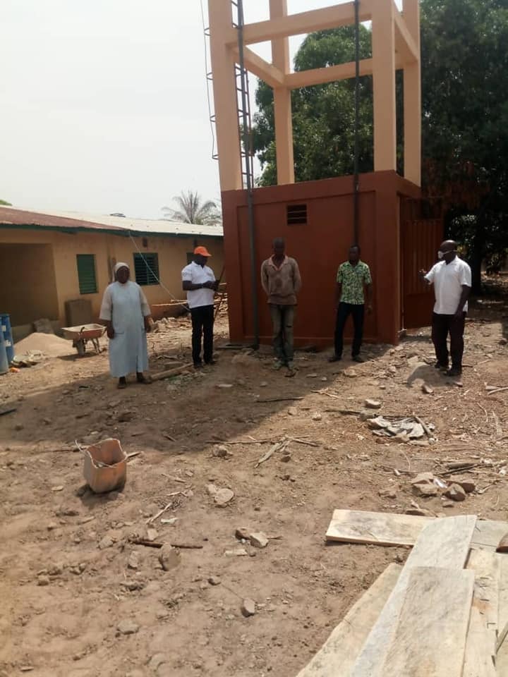 jarnati's tweet photo. Le château d'eau de l'orphelinat de Perma est terminé ! C'est magnifique de voir ce projet ambitieux arrivé à son terme ! chers donateurs, voici votre réalisation ! merci Jar'Nati Bénin !  Une nouvelle vie commence à Perma ! #jarnati #Benin #solidarite https://t.co/oDMkboOg4U