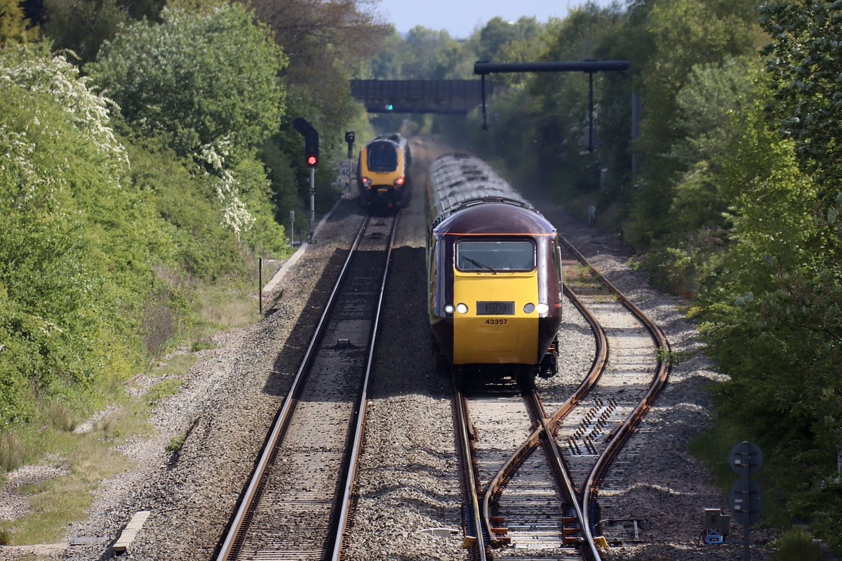 HiPa125's tweet photo. Nothing of note for today’s #OnceADayExercise so opted for CrossCountry 1V50 0606 Edinburgh Waverley > Plymouth 564+ mile service...
Power cars 43357+43303 performing well as the #HST charges through Sunnyhill twenty five seconds ⏱ early: https://t.co/y9hVjnA1x1
🚲
01/05/20 https://t.co/BsZVxNM62q