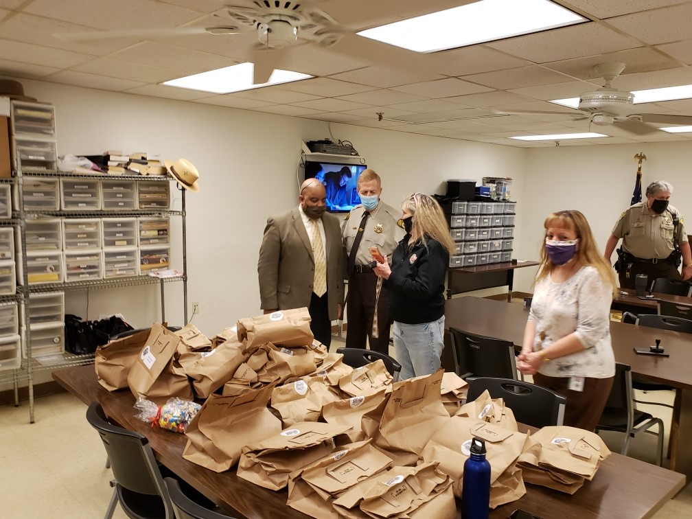 BaltCoSheriff's tweet photo. @cvptowson donated and Ms. Debi delivered lunches to the Deputies of @BaltCoSheriff. @BaltCoSheriff would like to extend sincere thanks for their generosity during #COVID19. https://t.co/EzyFhNggue