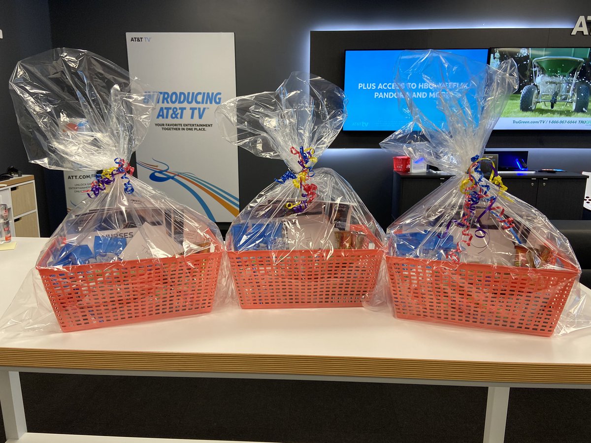 Att_SmthfldVa's tweet photo. Made baskets yesterday for Thankful Thursday! Could not deliver yesterday with weather but got it done today!!! Delivered to a few more of our local Drs offices!! #ThankfulThursday #FirstRespondersFriday https://t.co/9stWLysuSV
