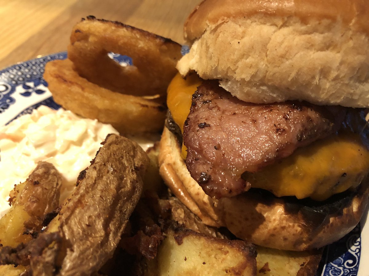 greghollingswth's tweet photo. Here’s my #LockdownBillyBurger
Thank you C&P! 🍔
The veggie option was awesome too! https://t.co/hh3HcgElmK