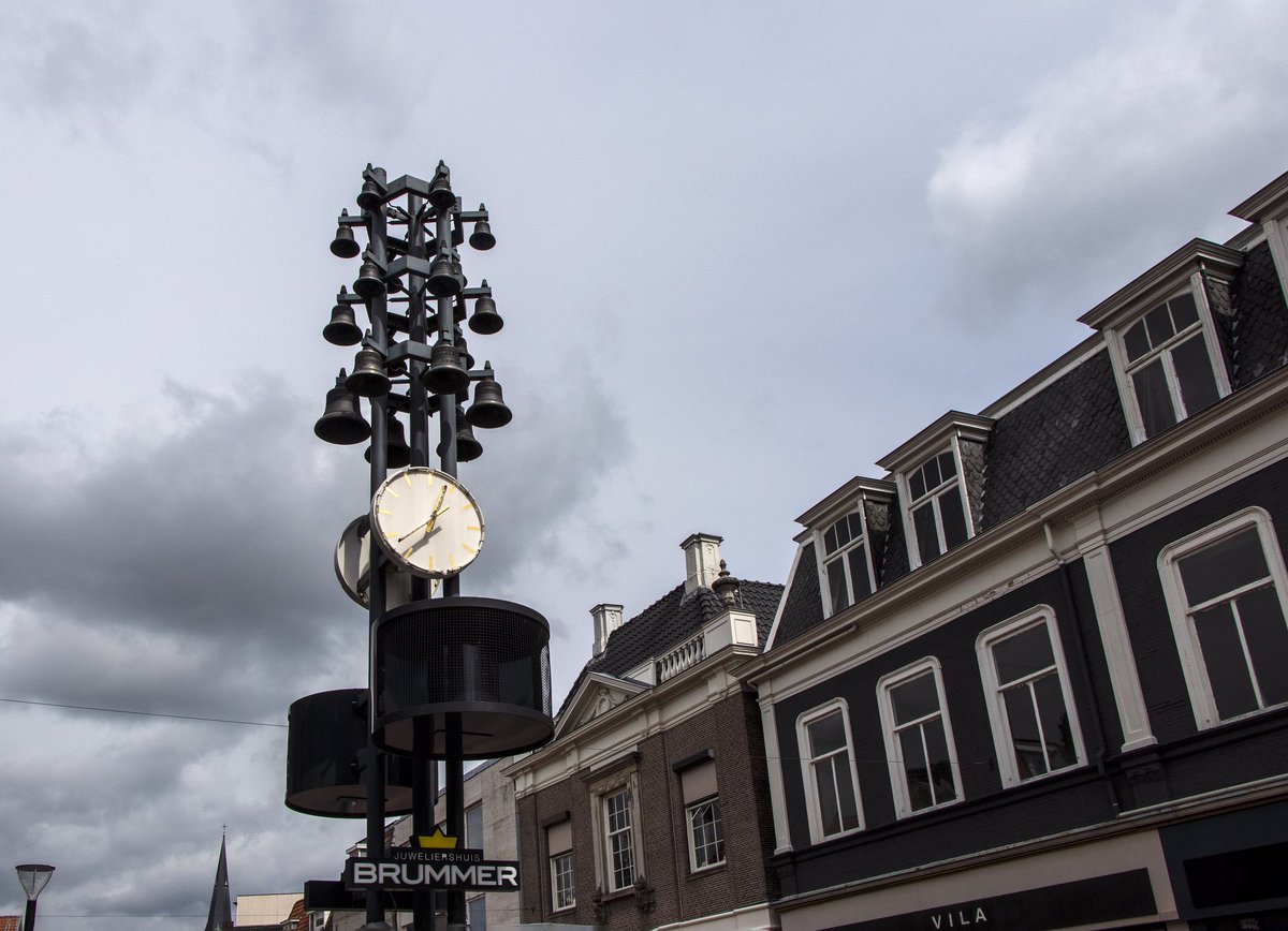 AlmeloTwente's tweet photo. Carillon bij Brummer in de Grotestraat in Almelo. Twee foto’s: in kleur en zwart-wit. Bepaal zelf welke je de mooiste vindt 🤓
#almelo #kijkopalmelo #mooialmelo #almelofotografie #carillon #blackandwhitephotography #colorphotography #brummer https://t.co/RDDKwpwhoy