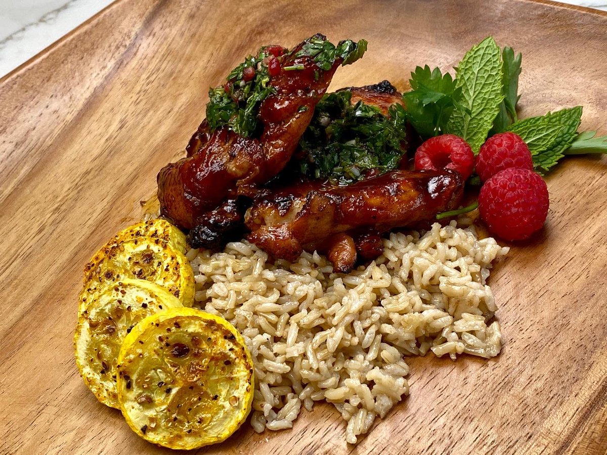 FiveMonkeysBBQ's tweet photo. Chimichurri is 🔥. #5MOC bbq chicken: boneless skinless thighs, Caribeque honey heat seasoned, smoked on Traeger Pro 34 for 40 minutes then seared on Weber Master Touch, #5MOC, brown rice with a dash of Amish butter, Food Fix fix-all seasoned roasted yellow squash... https://t.co/8z4zaUNrzC
