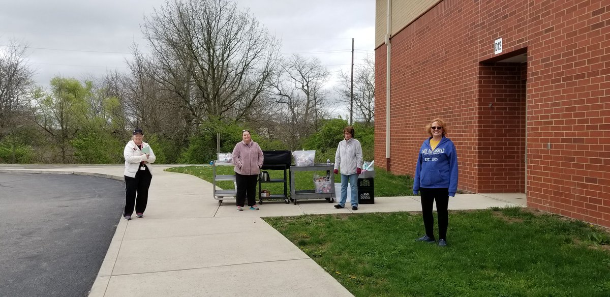 JAFoodServ's tweet photo. @AlderSchools celebrating our #SchoolLunchHeroes that have handed out over 2000 meals to our community during this unprecedented time! @PCElementary https://t.co/3COI9OBLeM