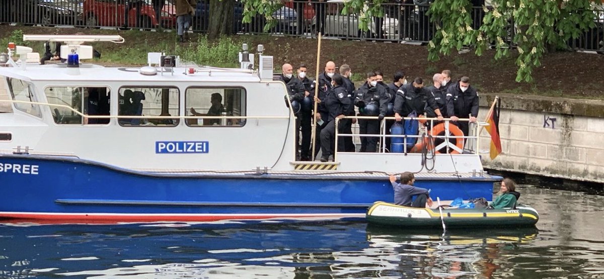 ErikMarquardt's tweet photo. Hier löst die Polizei in Berlin eine #LeaveNoOneBehind-Schlauchboot-Demo in Berlin auf, weil die Abstandsregeln sehr wichtig sind.
Merkt ihr selbst, ne? https://t.co/xanGEGF1W5