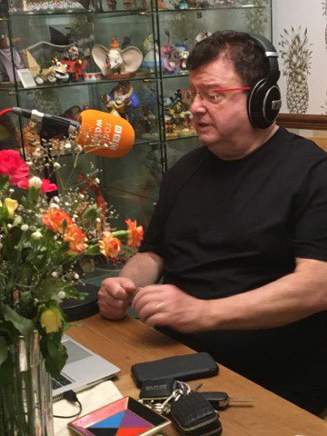 BBCRadioWales's tweet image. 🔸On Air Now
Join Chris Needs as he broadcasts live from home, with late night classics, dedications &amp;amp; quizzes.

Plus, he has a specially composed poem, in tribute to the late Rob Allen.

Send your dedications through...
 📲 8 10 12 
📞 03700 100 110

🔊bbc.co.uk/radiowales