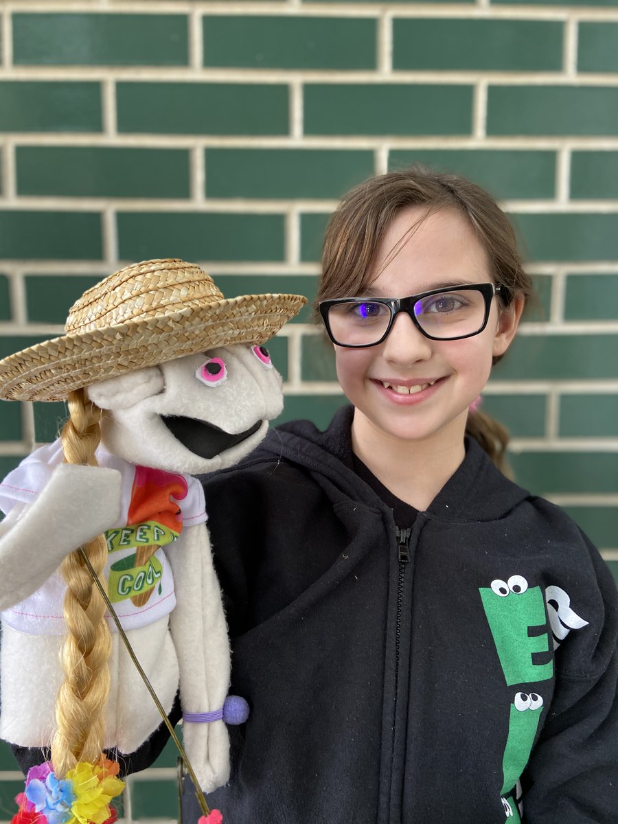 FleckDragon's tweet photo. Today's Featured Friend 💚 Roxy and Diamond Starburst: Diamond Starburst lives at La Jolla Shore Beach and loves to draw the people and scenery near her home. Diamond feels that Roxy is the best role-model she could ask for. @EubanksDragons @Carrollisd https://t.co/MREIm5i33B