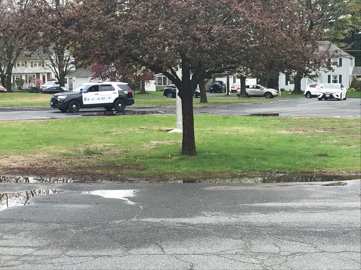 TathamWSPS's tweet image. Thank you to Tatham staff and families who came out today to say hello.  Your smiles, waves, cute signs and honks made Mrs. Marini and Mrs. Morneau’s week! You are the best!