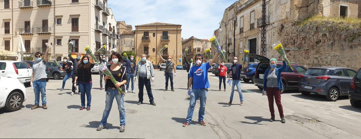 Buon #primomaggio <a href="/welikeduel/">Propaganda Live</a>
Dopo la staffetta di Pasqua oggi a Palermo i volontari hanno consegnato oltre 2000 pasti preparati da 12 ristoranti e migliaia di fiori ai concittadini in difficoltà per il nostro "sciopero al contrario"
Vogliamo il pane e le rose!
#propagandalive