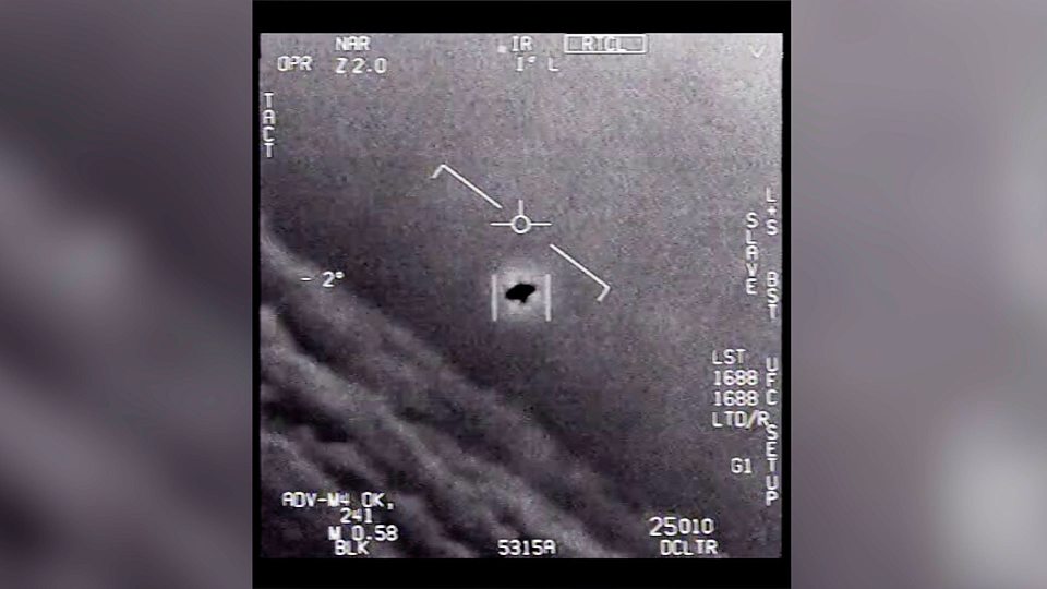 AetheriusLondon's tweet photo. UFO SIGHTINGS! See the latest #UFOs videos released by the Pentagon taken by US Navy pilots https://t.co/vAbhwSh6G6 #ufosighting #ufosightings #Aliens #Aliensighting https://t.co/ePG7BR2S9T