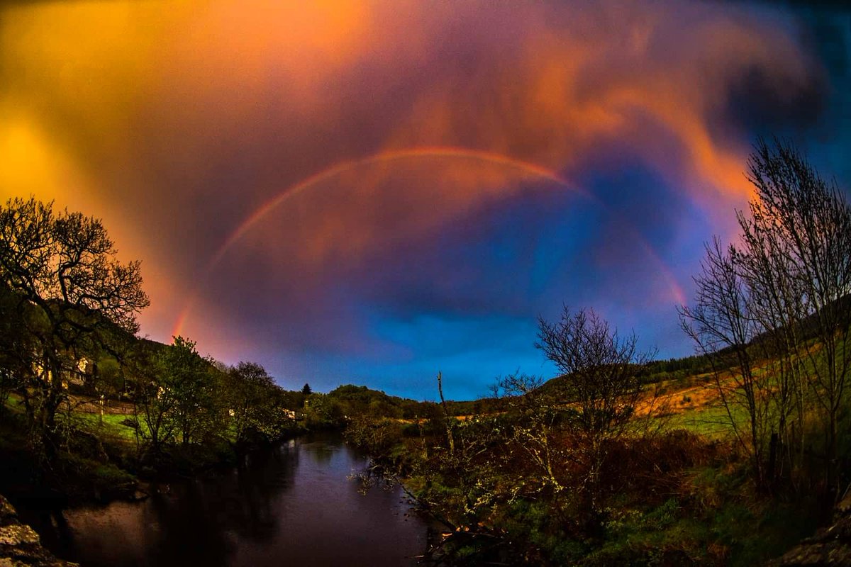 Another ludicrous Trossachs sunset but with the camera pointed east on this occasion 🌈

<a href="/lomondtrossachs/">Loch Lomond & The Trossachs</a> @visitscotland