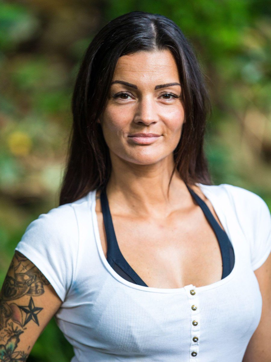 Tunebiatch's tweet photo. On parle beaucoup de Teheiura et Claude , mais Jessica elle dead ça , gagnante du parcours du combattant, immunisée le conseil dernier , toujours bien classée dans les épreuves , discrète mais efficace. #KohLanta https://t.co/W2VdQLxZul