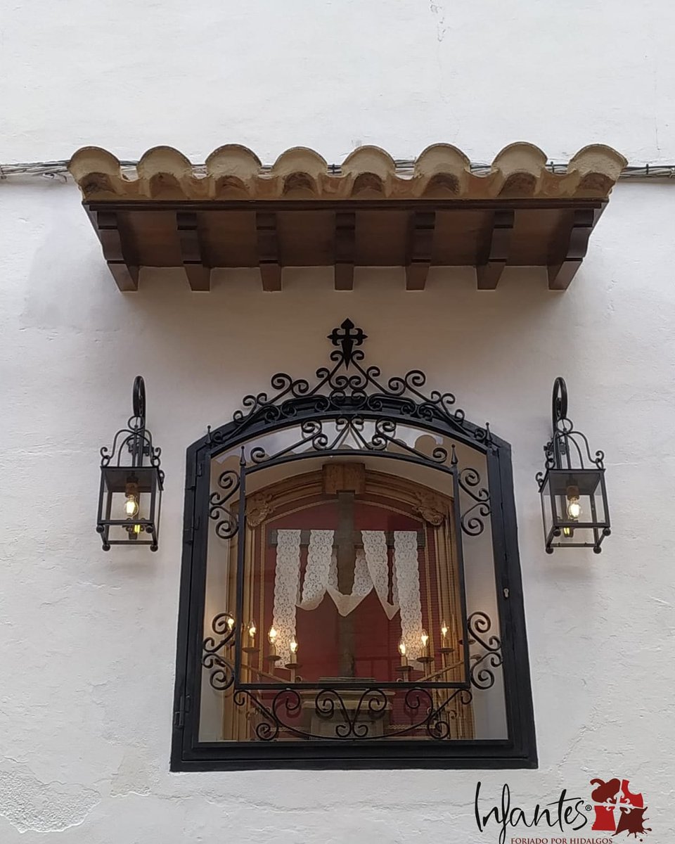 Ya se ha llevado a cabo la instalación y el compromiso, por parte del Ayuntamiento, de colocar la centenaria cruz de Juana Jiménez Mata en la fachada de su casa, como reconocimiento a su persona y para culto público y admiración de todo el que la visite a partir de ahora ✝.