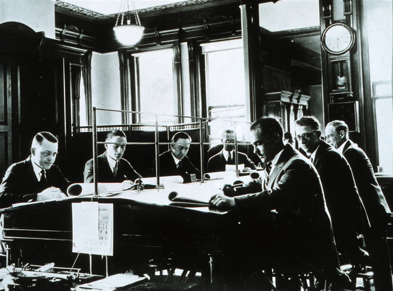 OldWeatherPics's tweet photo. Employees at the Weather Bureau forecast office in Washington D.C., 1926 (NOAA) https://t.co/xS6i8U02ja