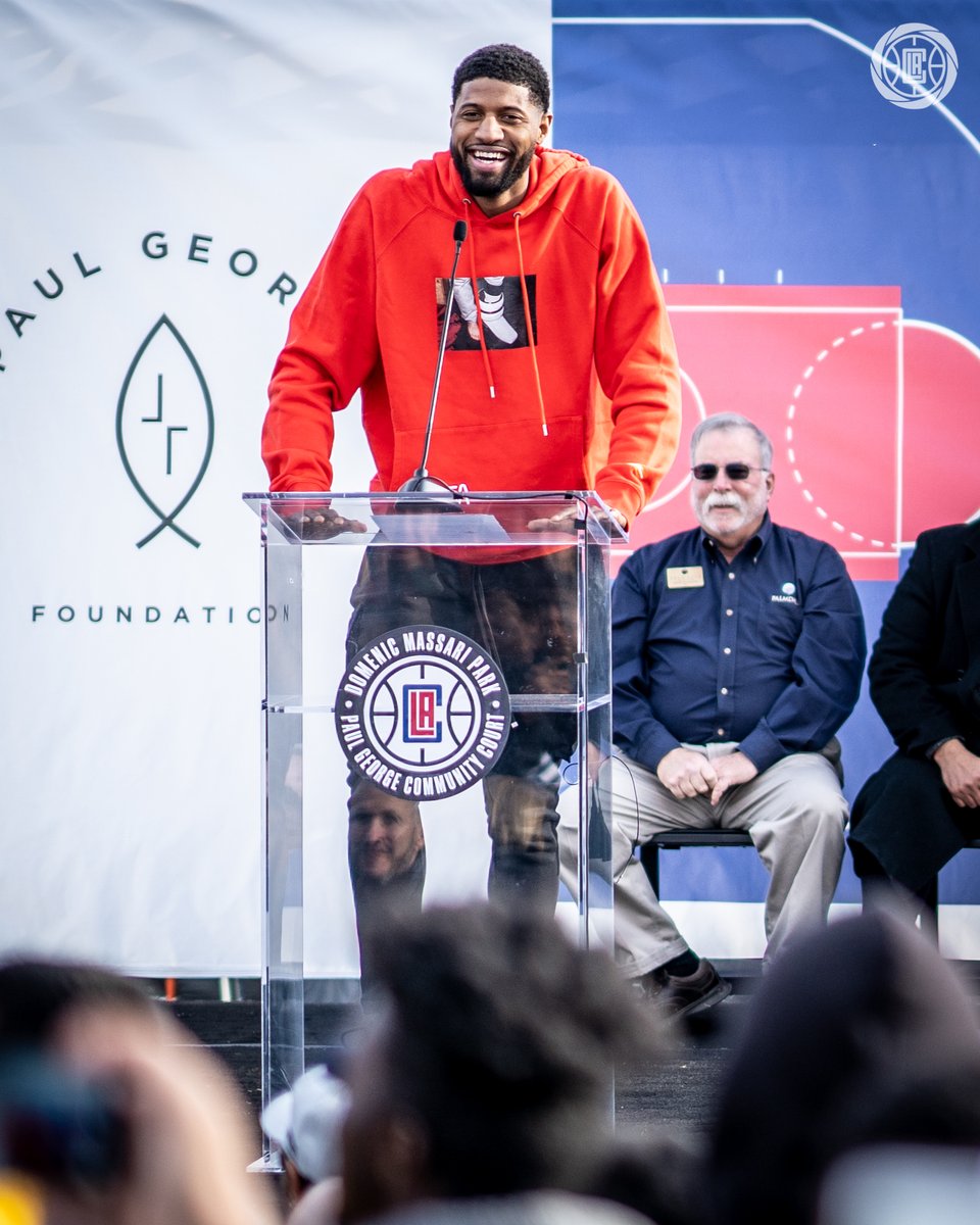 LAClippers's tweet photo. @Yg_Trece 𝐃𝐞𝐟𝐢𝐧𝐢𝐧𝐠 𝐌𝐨𝐦𝐞𝐧𝐭𝐬 | 𝐏𝐚𝐮𝐥 𝐆𝐞𝐨𝐫𝐠𝐞 𝐃𝐚𝐲
@Yg_Trece Day in Palmdale included a festival for residents, basketball clinic and the ribbon cutting on three additional basketball courts for the community. #PG13Week https://t.co/bVLTpGnb3Y