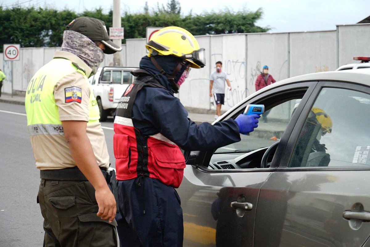 MinGobiernoEc's tweet photo. Los controles de la @PoliciaEcuador continúan a escala nacional. 
En las carreteras del país se precuatela la salud de los ciudadanos y de los uniformados. Se supervisa el uso correcto de mascarillas y toma de síntomas.

#MeCuidoYTeCuido https://t.co/hOHGhxgvrE