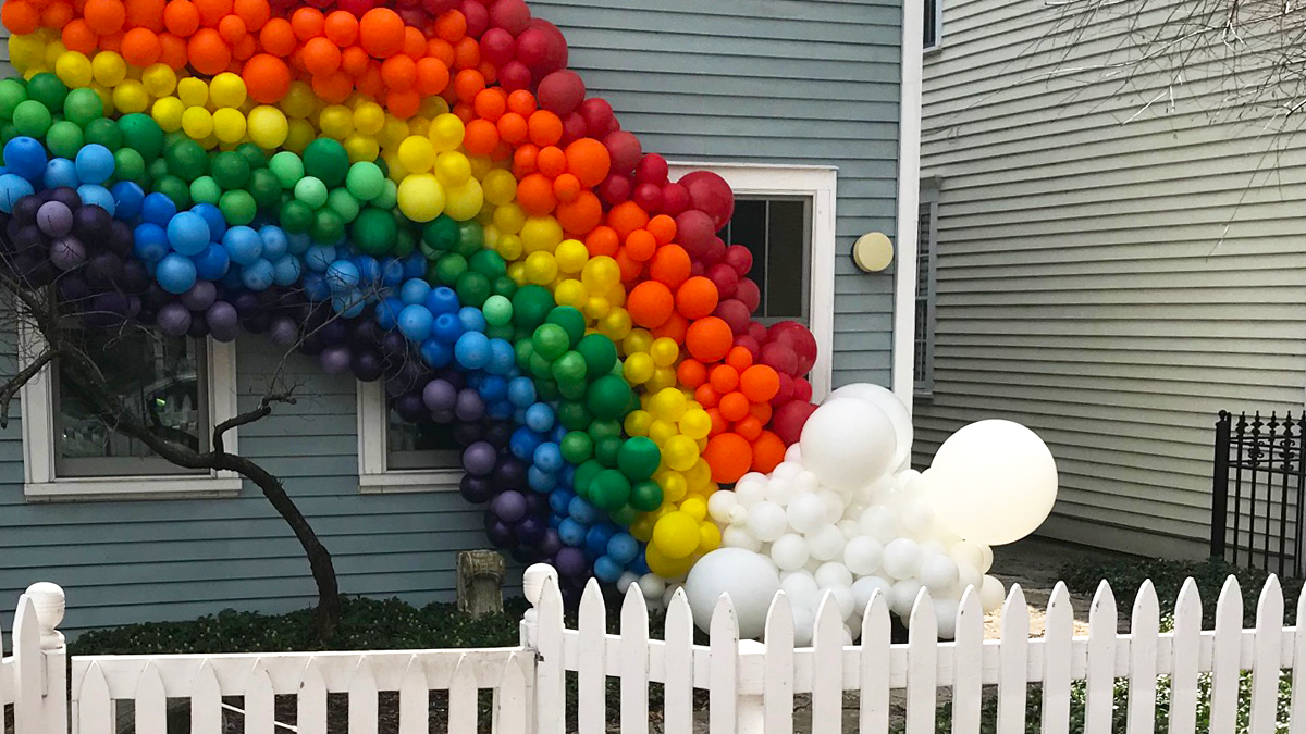 Smithbucklin's tweet photo. Stories about chalk messages on sidewalks, rainbows in windows, and drive-by birthday parades have grown in popularity as more people are taking the initiative to spread joy in their communities. Have you done/seen anything that brought you joy? Let us know! (🎈: Luft Balloons) https://t.co/gKdkceBALS