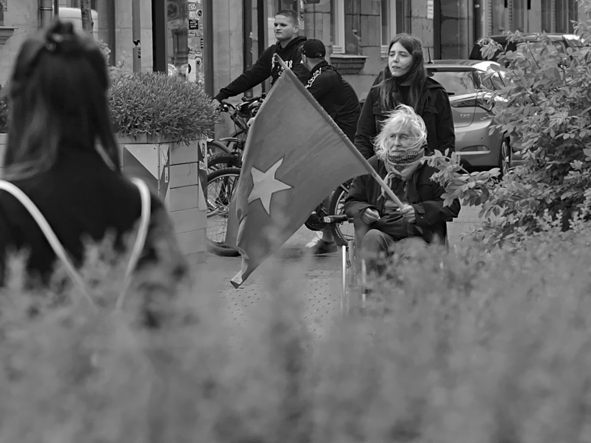 SchanzerX's tweet photo. 1. Mai in Gostenhof #ErsterMai2020 #MayDay2020 #streetphoto https://t.co/7M5QeI9w40