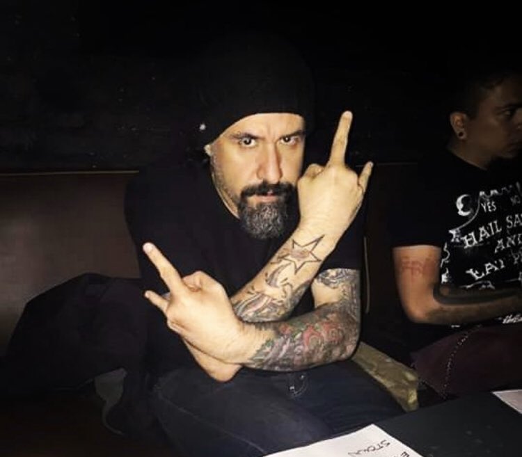 Las malas noticias no se detienen. 

Lamentamos el fallecimiento de Tavo Resorte, pieza fundamental del rock en México. 

Buen viaje, Tavo 🥺🖤