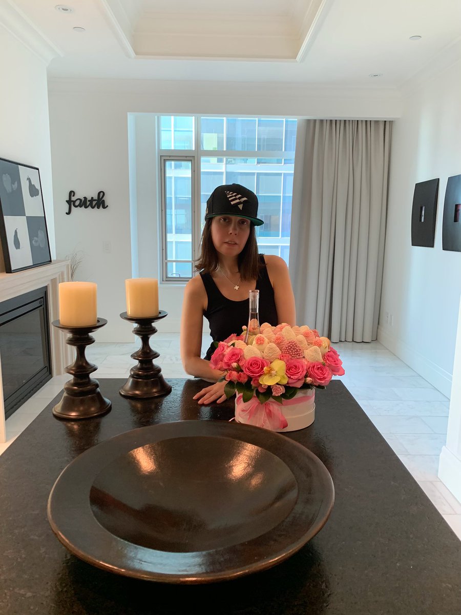 sashastoltz's tweet photo. Thank you so much to my #effortlessent Family @DRUGRANGE @iamhollywoodpro & Diana Voskanova for the Beautiful arrangement XO #Sashastoltzpublicity #dru #hollywoodtheproducer #ynf #randb #blessed #publicist #FridayFeeling #familynotfriends https://t.co/DMULlGibBB