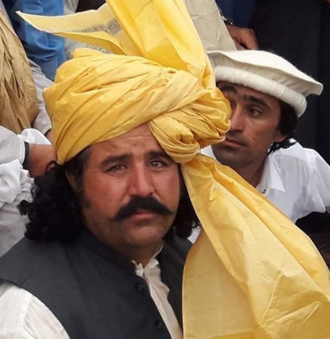 02.05.2020
وسطی پشتونخوا (فاٹا ) اور PTM کے رھنما ایم این اے علی وزیر کا بھتیجا عارف خان وزیر پر قاتلانہ  حملے کی شدید الفاظ میں مذمت کرتے ہیں۔ 
ابھی میں نے فون کیا  عارف وزیر کے شہادت کی خبر جھوٹ ہے۔عارف خان وزیر کے قاتلانہ حملے پر بولان سےچترال تک پشتون اظہار افسوس کررہےہیں